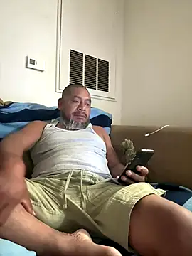 Snapshot of julio_p chatting on 10-15-25, 03:05 julio p online show from 10-15-25, 03:05