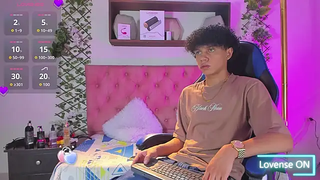 Snapshot of _taylor_black chatting on 02-11-26, 09:14 taylor black online show from 02-11-26, 09:14