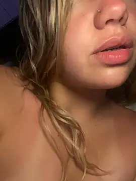 MissCat  online show from 10-19-25, 04:04