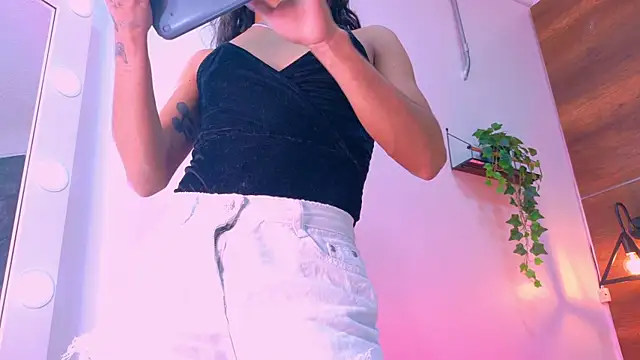 Snapshot of TiffValentinee_ chatting on 10-11-25, 07:37 TiffValentinee online show from 10-11-25, 07:37