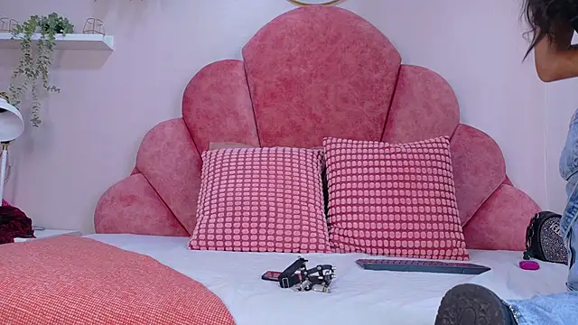 TiffValentinee  online show from 10-22-25, 07:57