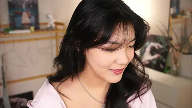 Snapshot of MoiraEger chatting on 10-22-25, 05:23 MoiraEger online show from 10-22-25, 05:23