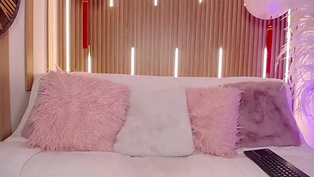 Snapshot of MylaDreams chatting on 01-14-26, 03:32 MylaDreams online show from 01-14-26, 03:32