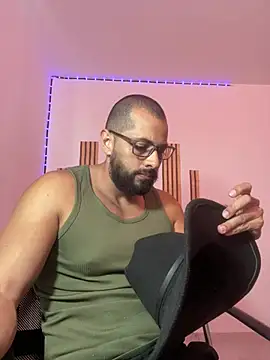 Snapshot of magnumchris chatting on 07-14-26, 07:53 magnumchris online show from 07-14-26, 07:53