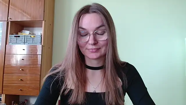 LooveELLYx online show from 10-20-25, 01:33