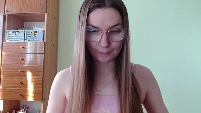 Snapshot of LooveELLYx chatting on 04-21-26, 02:45 LooveELLYx online show from 04-21-26, 02:45