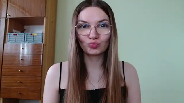 Snapshot of LooveELLYx chatting on 05-15-26, 06:33 LooveELLYx online show from 05-15-26, 06:33