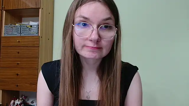 Snapshot of LooveELLYx chatting on 04-19-26, 10:01 LooveELLYx online show from 04-19-26, 10:01