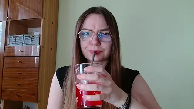 Snapshot of LooveELLYx chatting on 04-20-26, 01:35 LooveELLYx online show from 04-20-26, 01:35