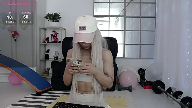 SarahRaynex online show from 04-09-26, 12:00