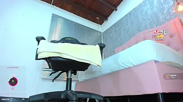 lissa jhonsoon online show from 11-12-25, 03:21