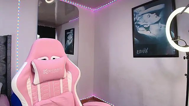 GraceWallace  online show from 11-09-25, 08:13