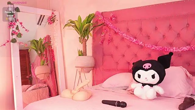 Snapshot of mili_moon_ chatting on 09-25-25, 01:06 mili moon online show from 09-25-25, 01:06