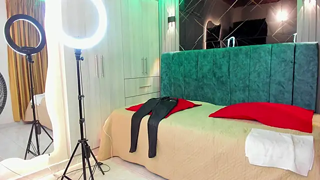 Cherry Castillo online show from 10-23-25, 12:04