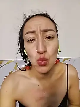 Snapshot of Oriana111 chatting on 05-13-26, 03:41 Oriana111 online show from 05-13-26, 03:41