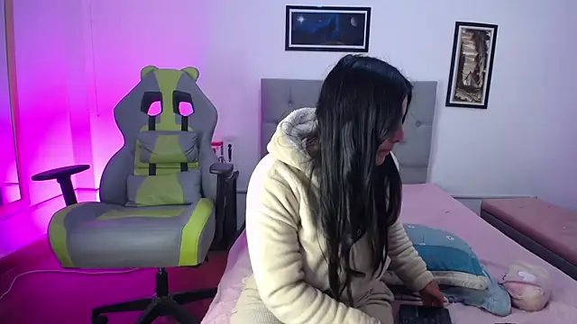 Esmeraldaa- online show from 10-15-25, 05:50