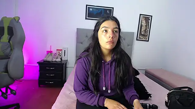 Esmeraldaa- online show from 10-18-25, 04:58