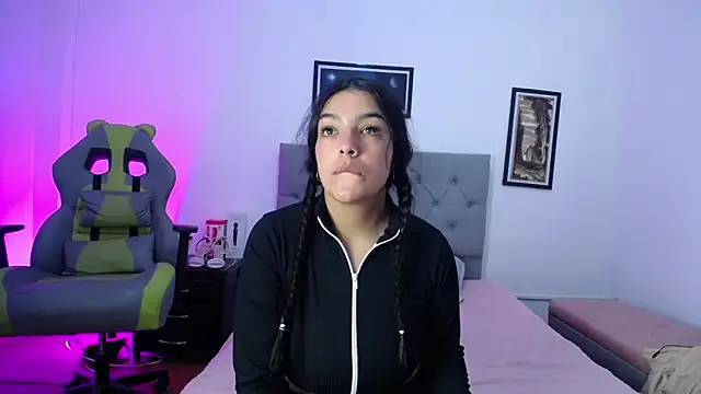 Esmeraldaa- online show from 10-16-25, 04:10