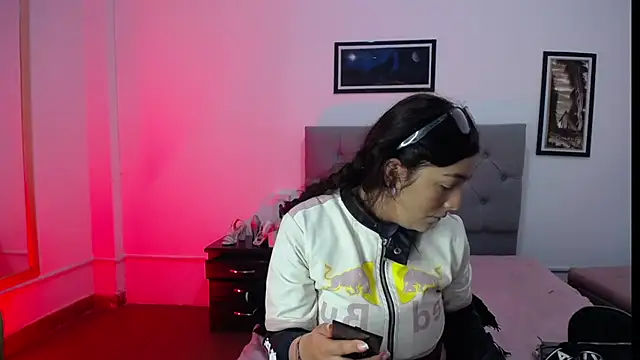 Esmeraldaa- online show from 11-15-25, 06:17