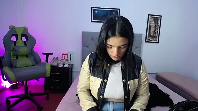 Esmeraldaa- online show from 10-17-25, 04:05