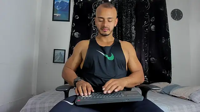 Snapshot of magnusclark chatting on 10-22-25, 05:12 magnusclark online show from 10-22-25, 05:12