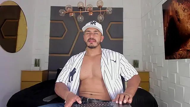 Snapshot of magnusclark chatting on 09-19-25, 06:45 magnusclark online show from 09-19-25, 06:45