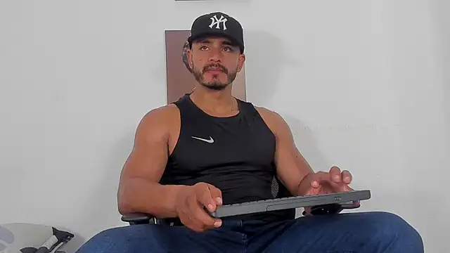 Snapshot of magnusclark chatting on 06-06-26, 12:21 magnusclark online show from 06-06-26, 12:21