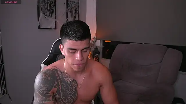 Snapshot of tyler_muscle1 chatting on 10-11-25, 02:23 tyler muscle1 online show from 10-11-25, 02:23