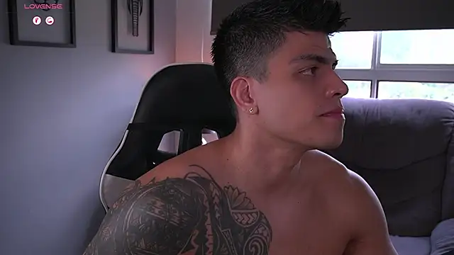 Snapshot of tyler_muscle1 chatting on 09-26-25, 04:03 tyler muscle1 online show from 09-26-25, 04:03