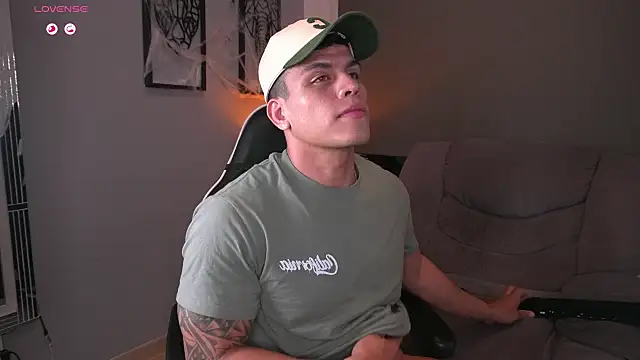 Snapshot of tyler_muscle1 chatting on 10-15-25, 02:21 tyler muscle1 online show from 10-15-25, 02:21