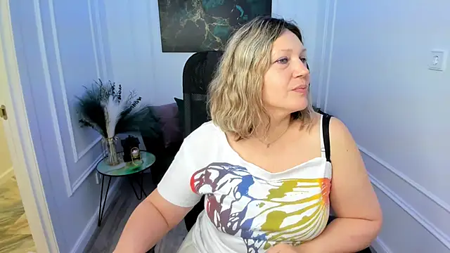 Snapshot of NinaStarle chatting on 05-17-26, 04:34 NinaStarle online show from 05-17-26, 04:34