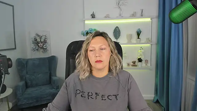 Snapshot of NinaStarle chatting on 09-18-25, 04:59 NinaStarle online show from 09-18-25, 04:59