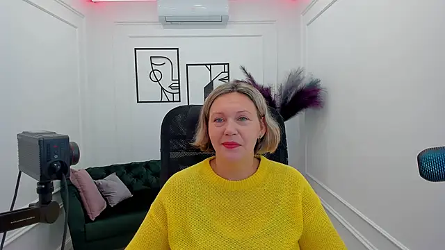 Snapshot of NinaStarle chatting on 10-10-25, 04:35 NinaStarle online show from 10-10-25, 04:35