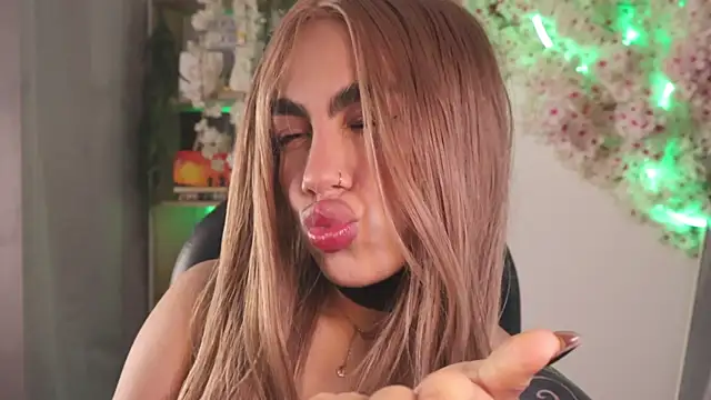 Snapshot of Miila_snow chatting on 10-02-25, 03:37 Miila snow online show from 10-02-25, 03:37