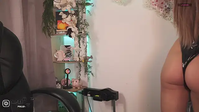 Snapshot of Miila_snow chatting on 10-11-25, 11:55 Miila snow online show from 10-11-25, 11:55