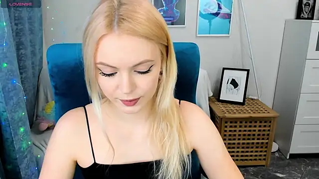 Snapshot of KatherineePierce chatting on 05-19-26, 05:20 KatherineePierce online show from 05-19-26, 05:20