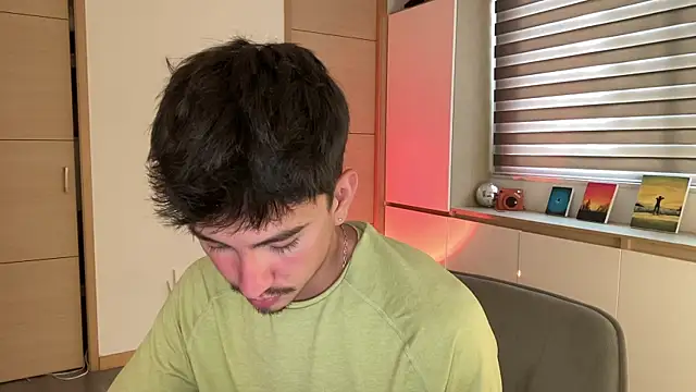 sweettaaron01 online show from 12-15-25, 06:03