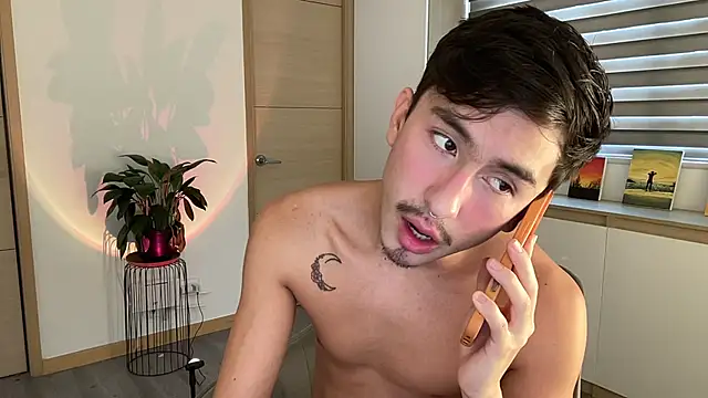 Snapshot of sweettaaron01 chatting on 10-18-25, 05:37 sweettaaron01 online show from 10-18-25, 05:37