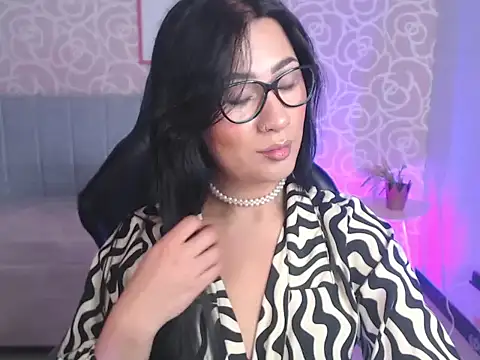 Snapshot of evelyn_ch_ chatting on 09-18-25, 10:51 evelyn ch online show from 09-18-25, 10:51