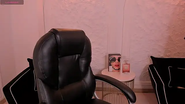 Snapshot of SarahYates chatting on 05-05-26, 04:04 SarahYates online show from 05-05-26, 04:04