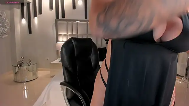 SarahYates online show from 12-18-25, 04:17