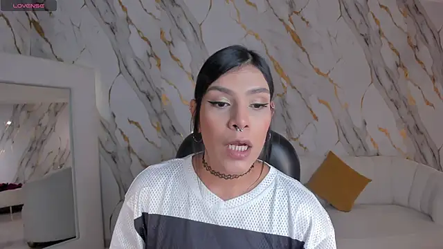 Snapshot of SarahYates chatting on 05-14-26, 04:09 SarahYates online show from 05-14-26, 04:09
