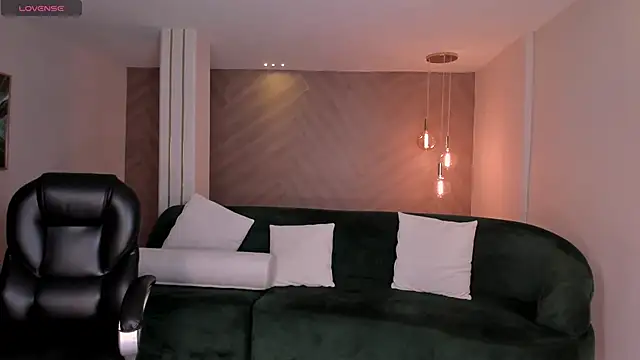 Snapshot of SarahYates chatting on 04-23-26, 04:08 SarahYates online show from 04-23-26, 04:08
