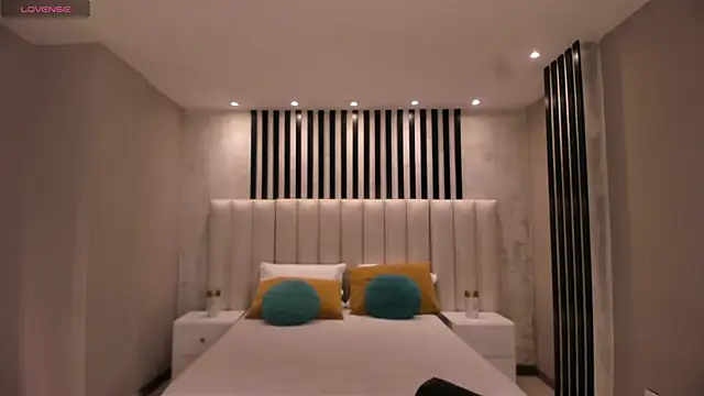 IsabellaMoreau online show from 10-30-25, 07:44