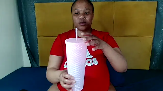 Snapshot of HugeTitisxx chatting on 05-30-26, 10:21 HugeTitisxx online show from 05-30-26, 10:21
