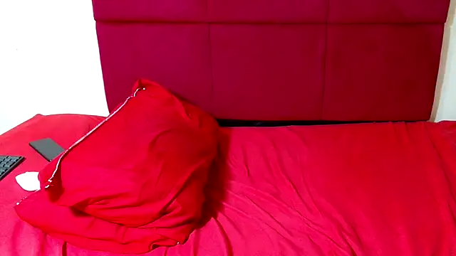 Snapshot of HugeTitisxx chatting on 02-06-26, 06:15 HugeTitisxx online show from 02-06-26, 06:15