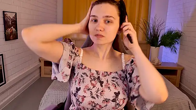 Snapshot of TessaMill chatting on 05-19-26, 05:14 TessaMill online show from 05-19-26, 05:14