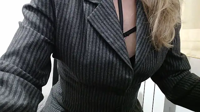 Snapshot of SerenaMilf chatting on 03-17-26, 08:56 SerenaMilf online show from 03-17-26, 08:56