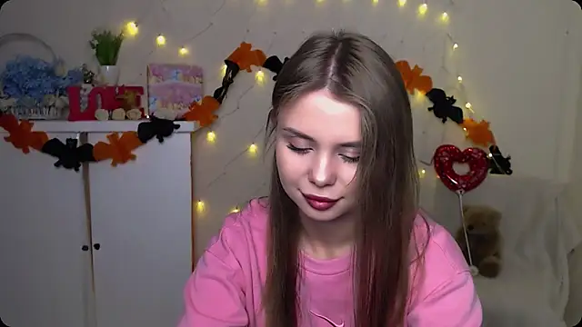 Snapshot of OceanicDawn chatting on 10-17-25, 05:22 OceanicDawn online show from 10-17-25, 05:22