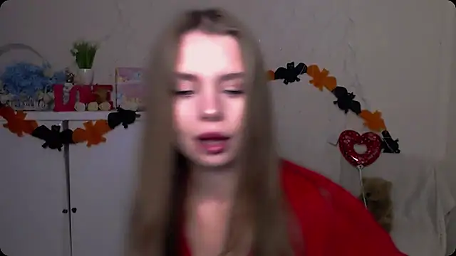 Snapshot of OceanicDawn chatting on 10-21-25, 05:29 OceanicDawn online show from 10-21-25, 05:29